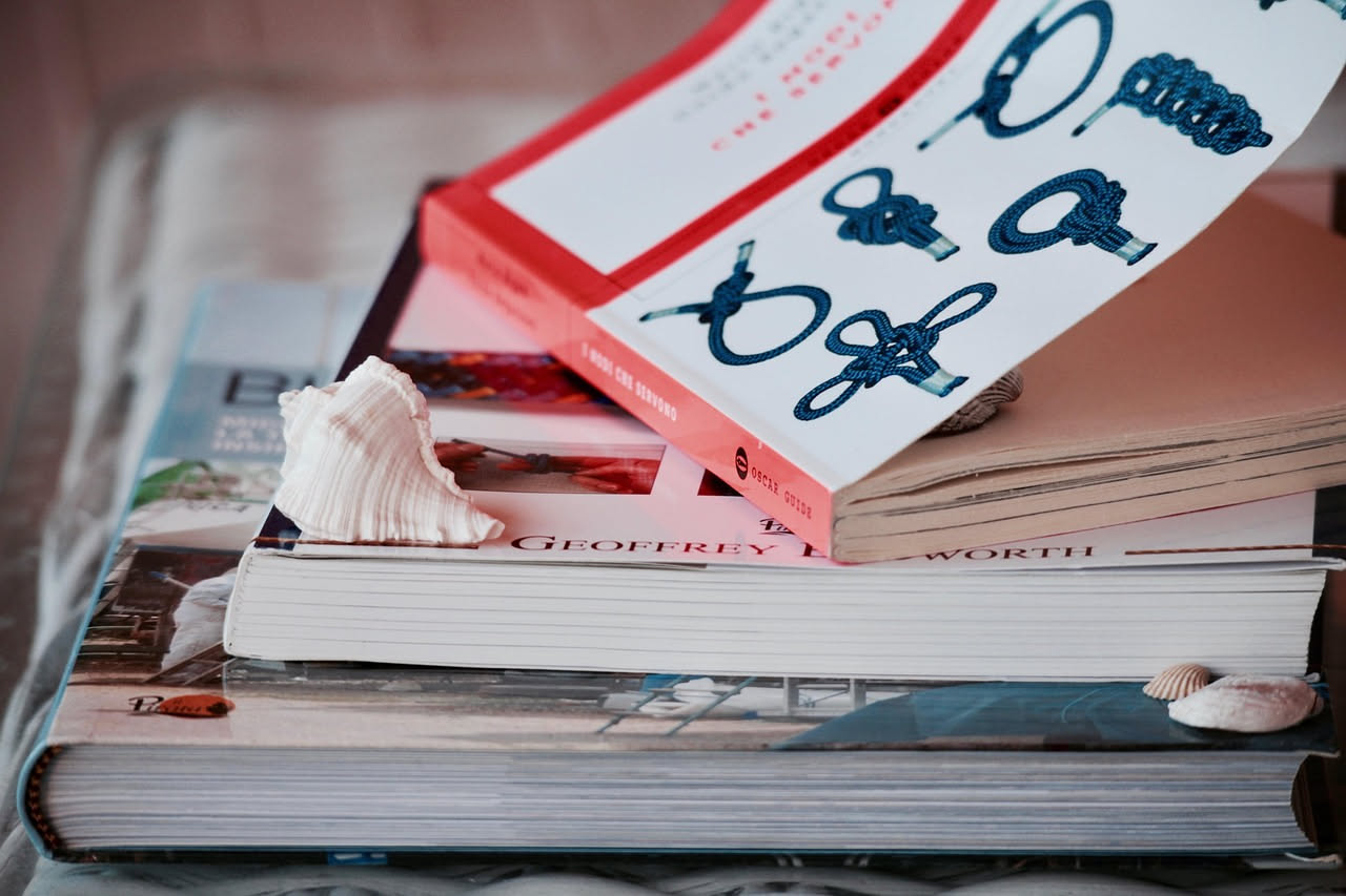 Cosa leggere sotto l'ombrellone: cinque romanzi che non stancano