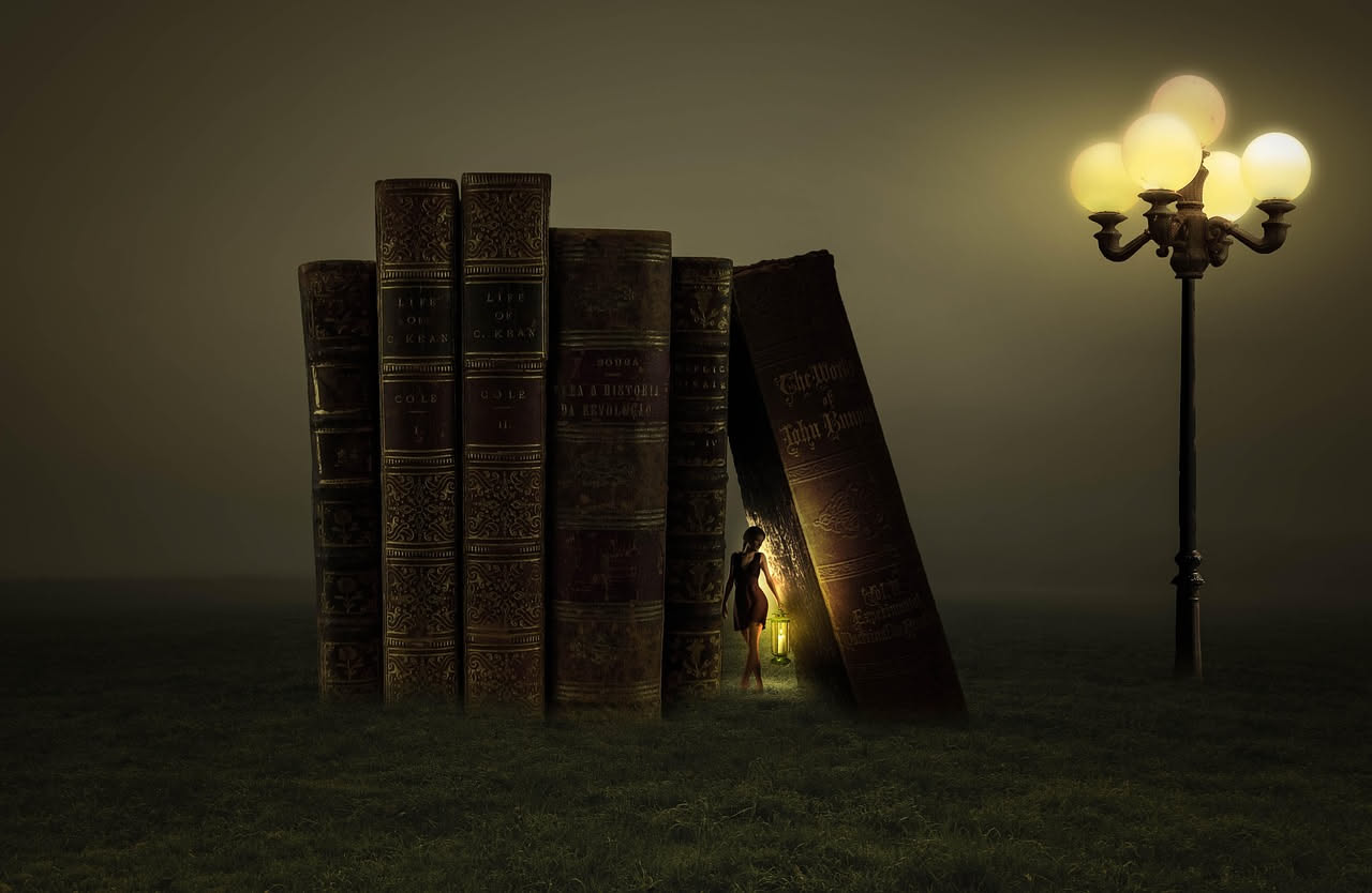 Copertina del libro Il buio oltre la siepe con sfondo di una strada di provincia americana sotto cielo crepuscolare, accanto a quaderni e penne su un banco scolastico