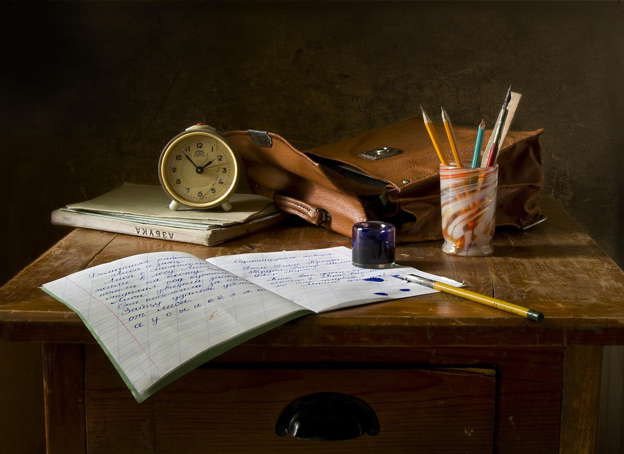 Come si scrivono i dialoghi in un romanzo: trattini, virgolette e caporali