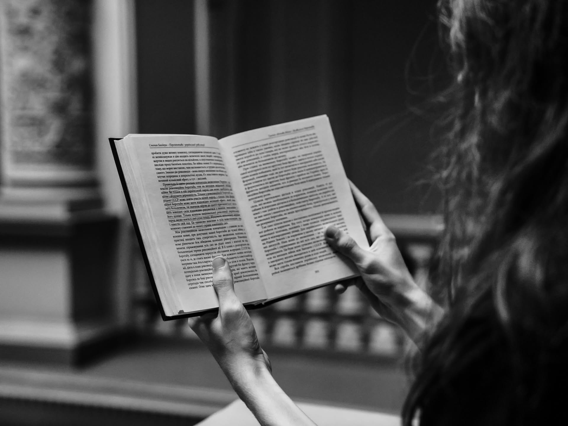 Busta chiusa appoggiata su un libro aperto