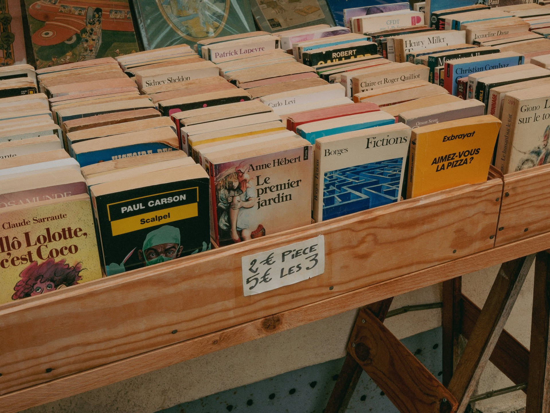 Libro aperto accanto a una calcolatrice e a fogli con appunti
