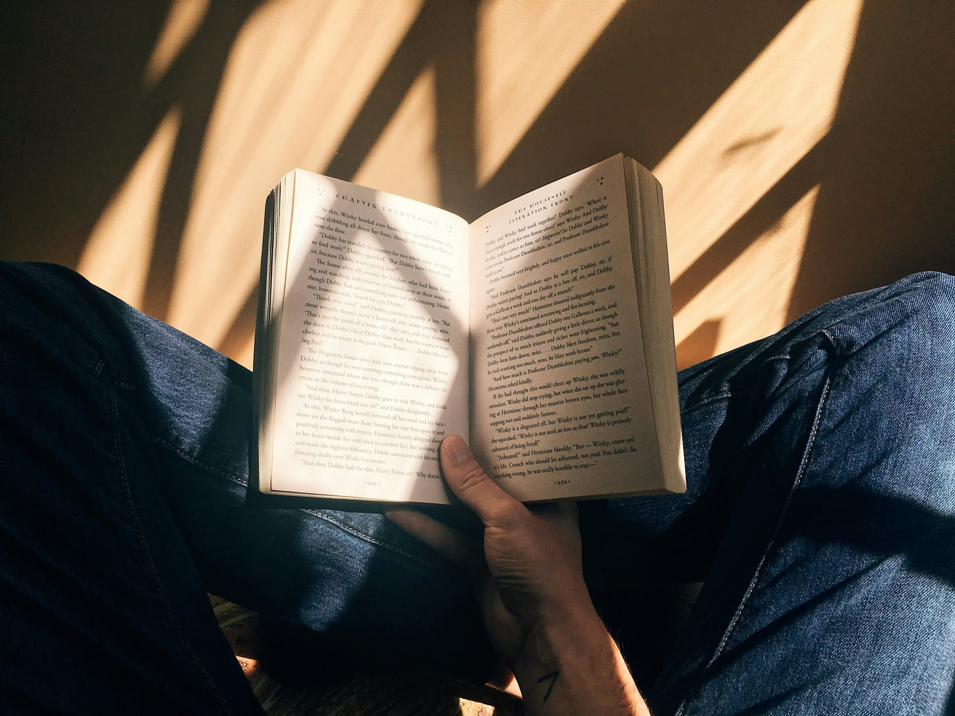 Un romanzo di mille pagine uscito dieci anni fa è tornato tra i più venduti