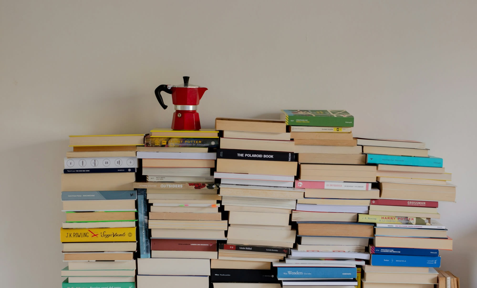 Tre libri impilati su un asciugamano da spiaggia