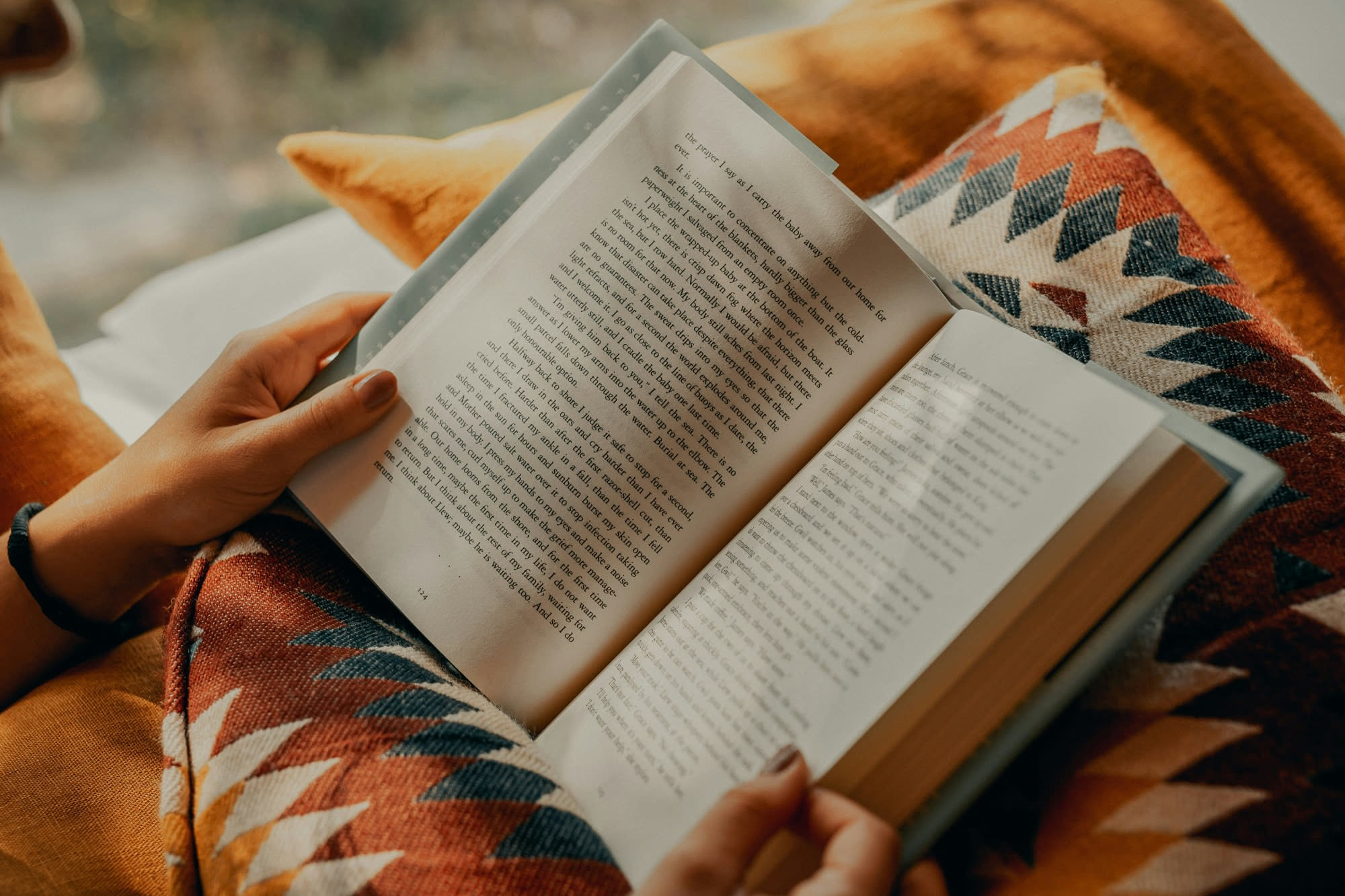 Mani che tengono un libro aperto alla prima pagina
