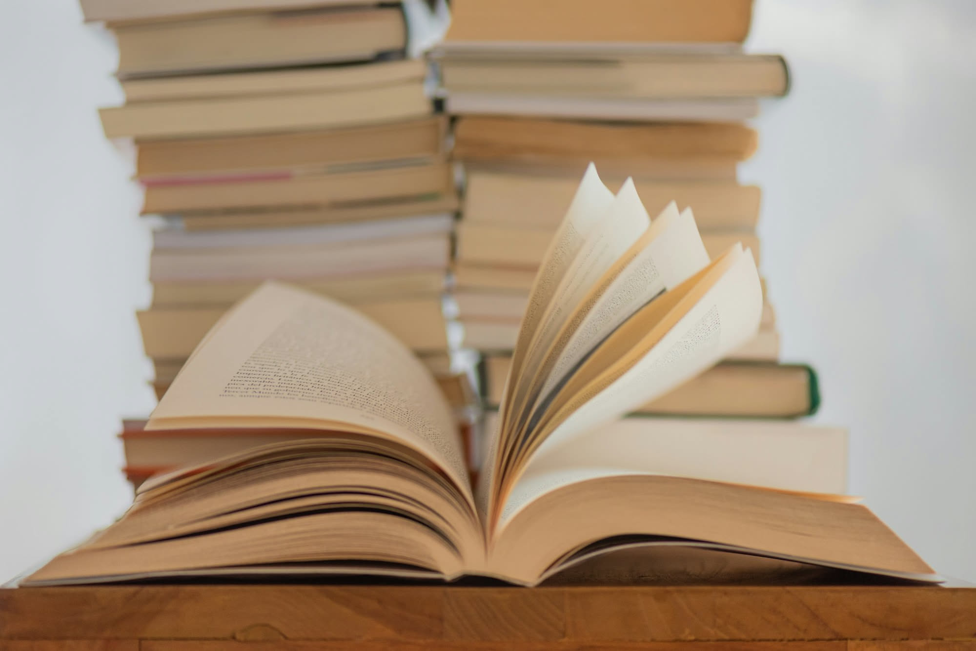Zaino aperto con libri e quaderni su un tavolo