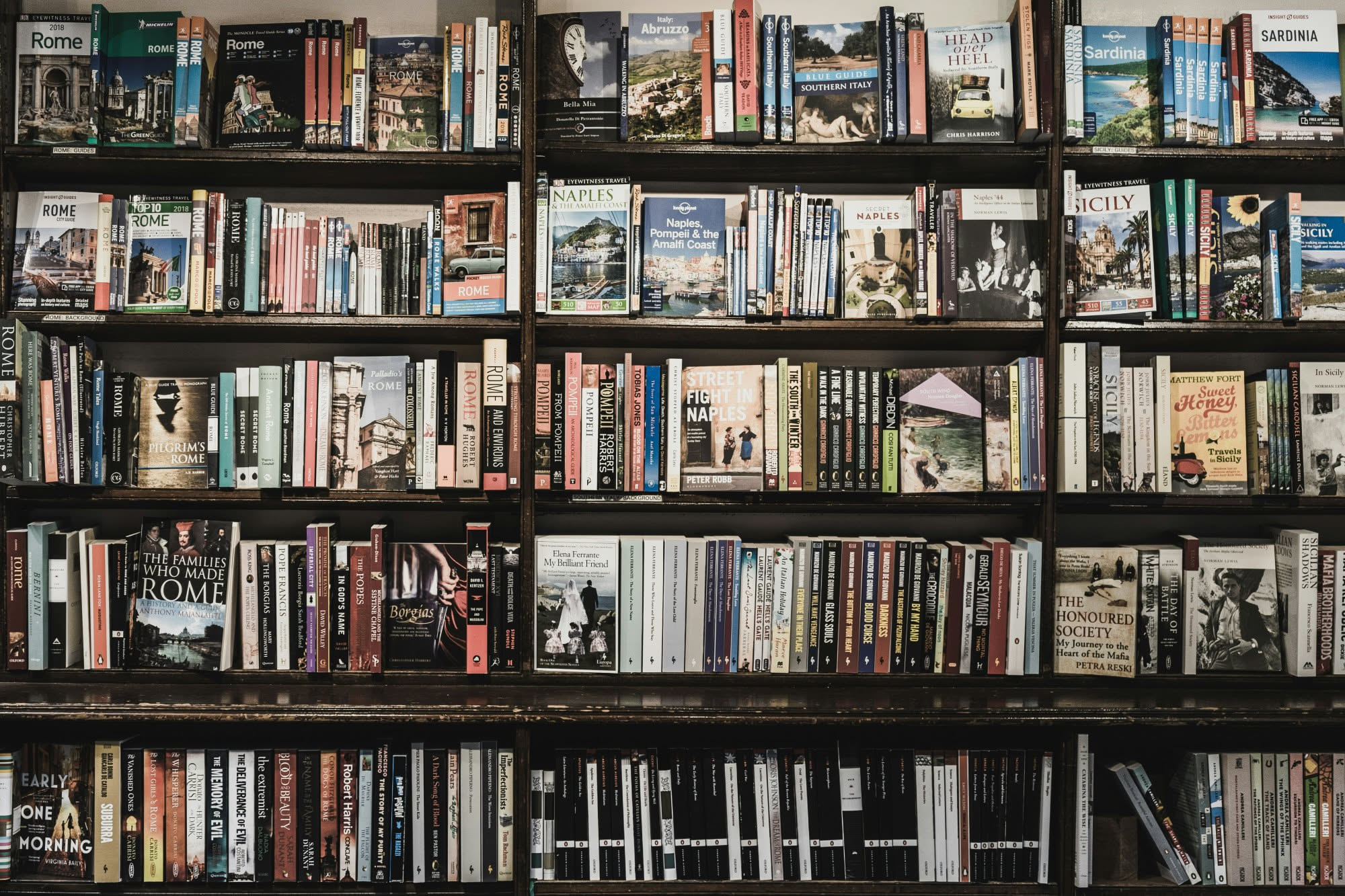 Trieste, Napoli, Como: i libri per viaggiare in Italia senza uscire di casa