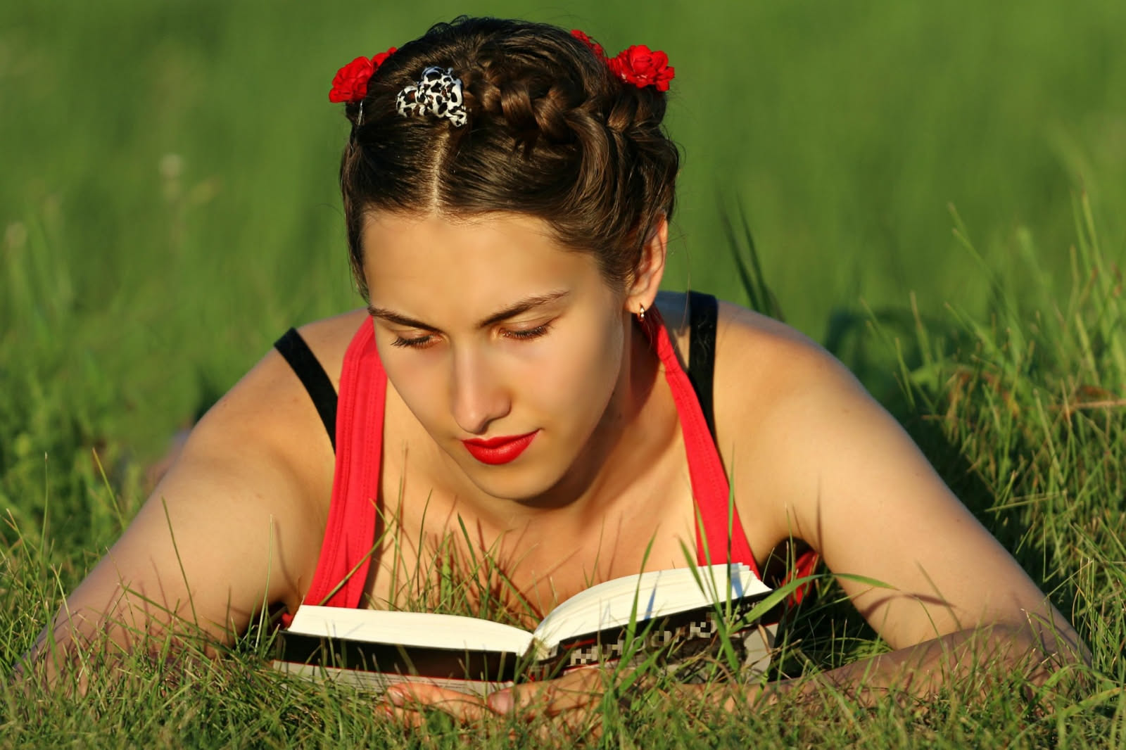 Cinque libri finalisti allineati su un tavolo