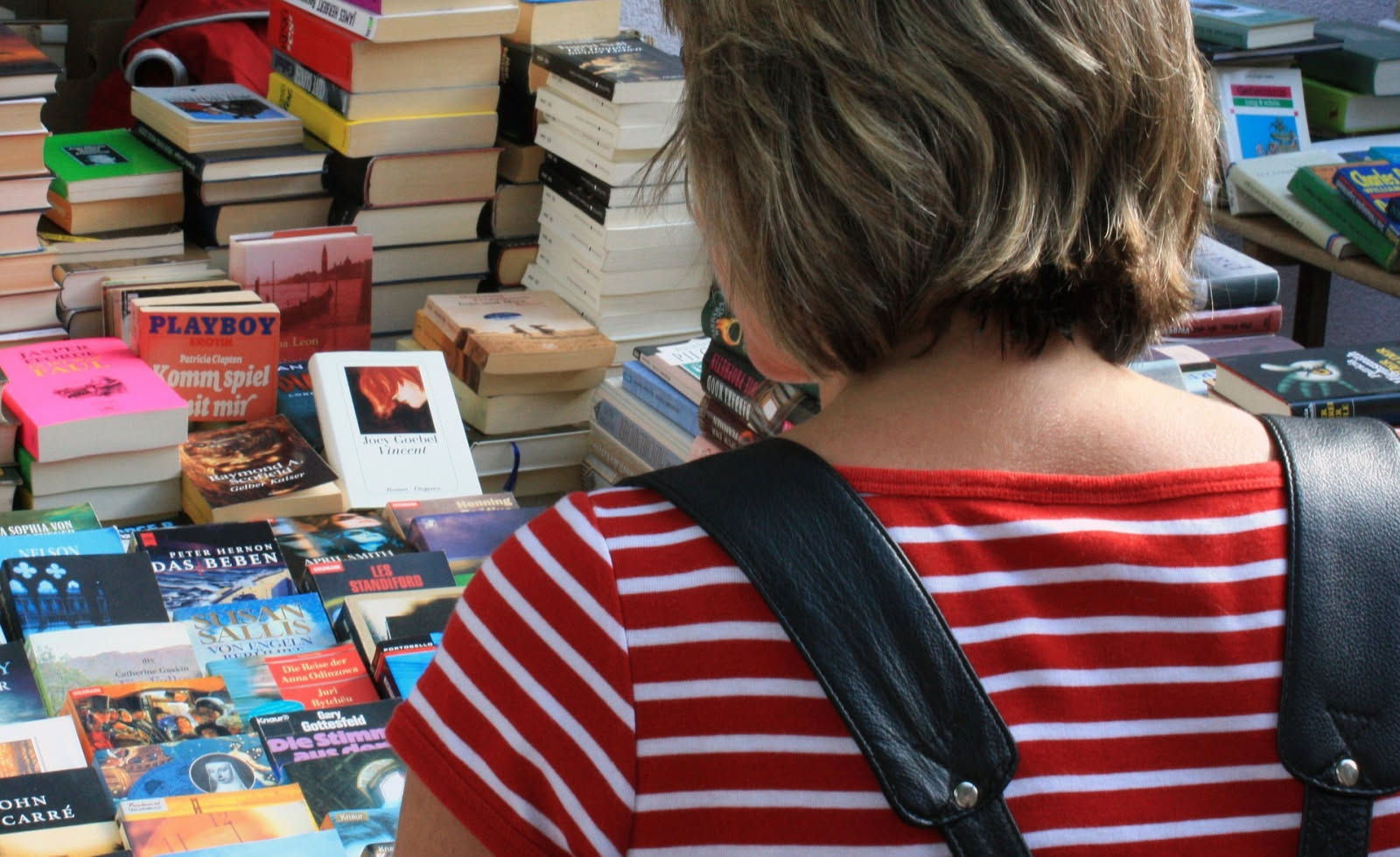 Tre libri con bollini di premi diversi sul banco di una libreria