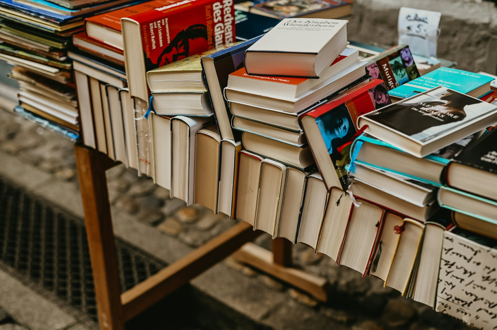 Banco di libri usati allestito in una piazza