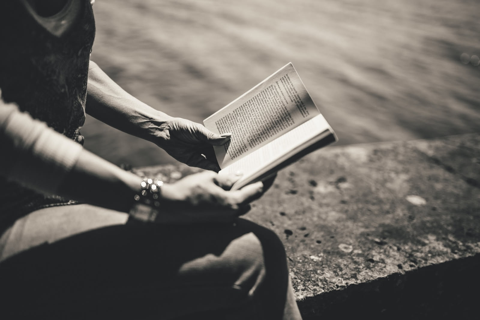 Sala di lettura con scaffali di libri in lingue diverse