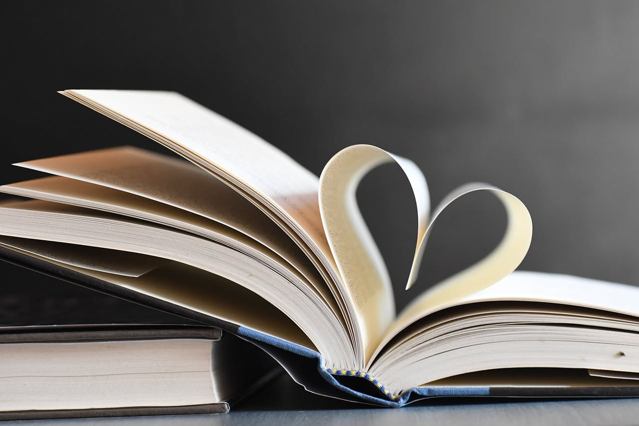 Qual è la differenza tra simbolo, metafora e allegoria in un romanzo