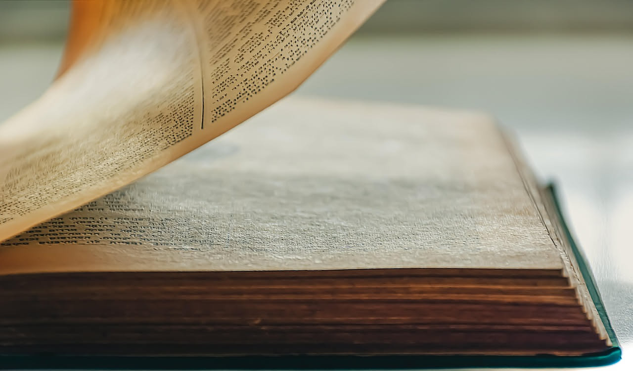 Riprendere in mano un libro abbandonato dieci anni fa