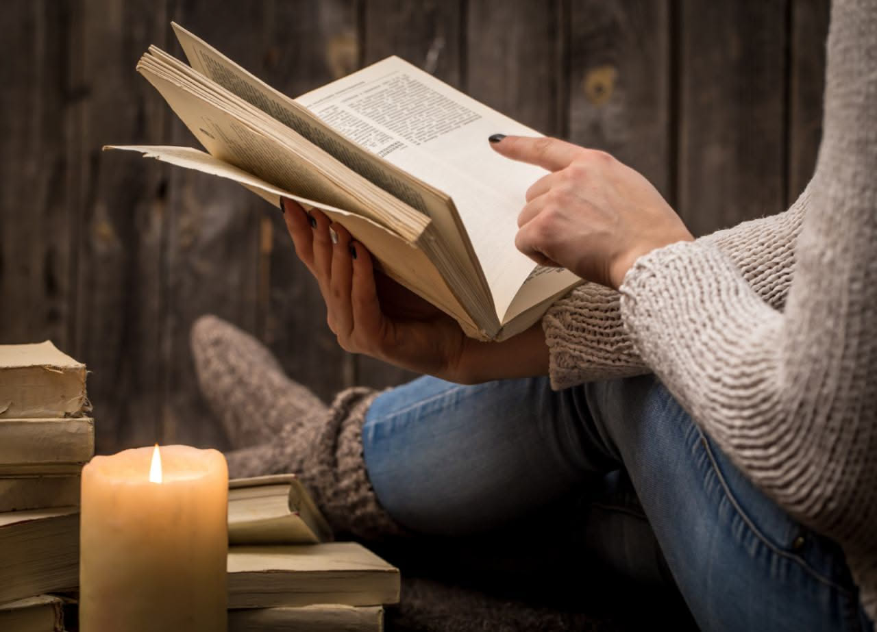 Tavolo di novità in una libreria con volumi appena arrivati