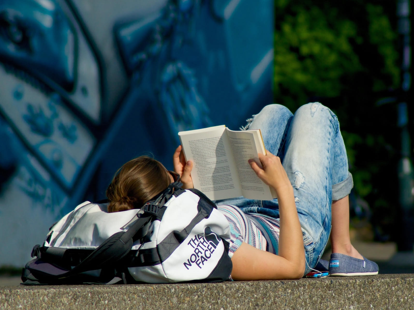 Libro aperto su un tavolo nella luce bassa di una sera di fine agosto