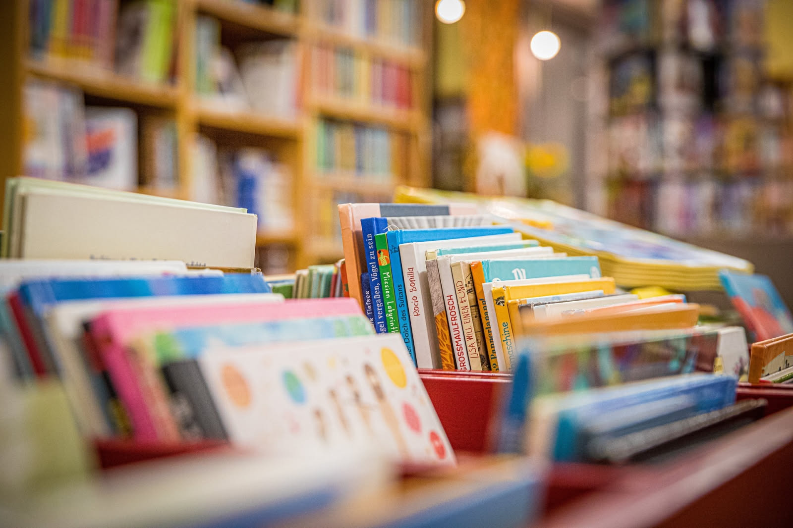 Libro rilegato in pelle aperto accanto a una finestra