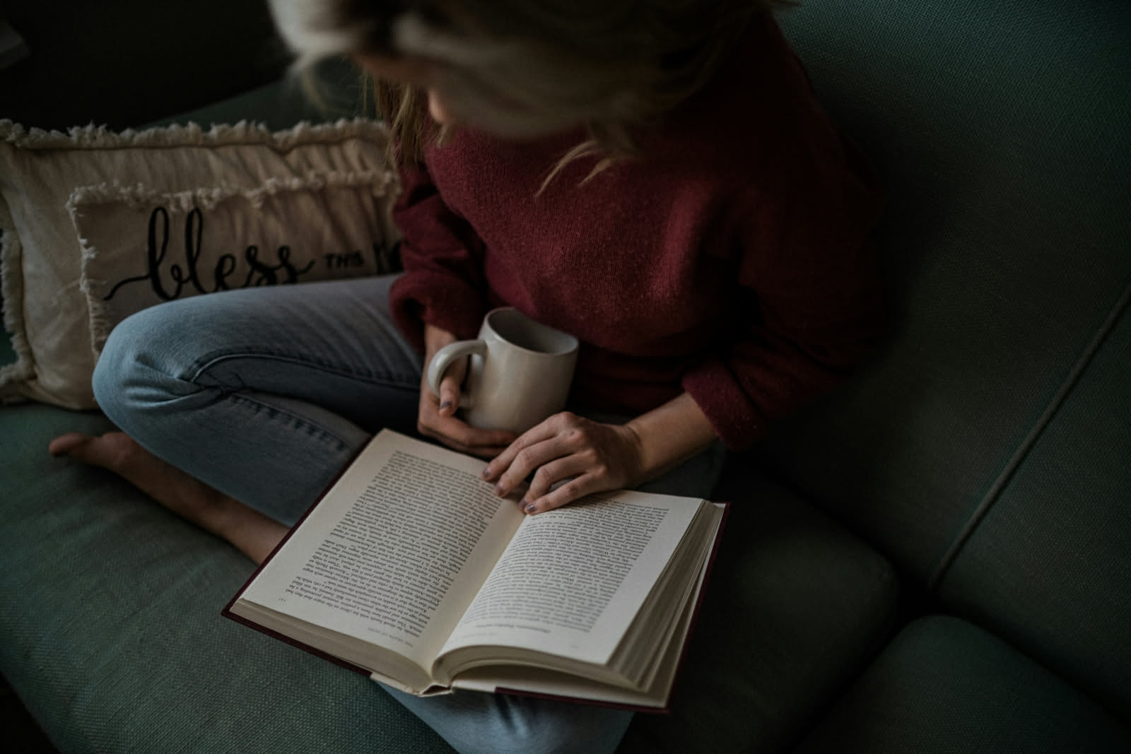 Pile di libri antichi e moderni su un banco di libreria